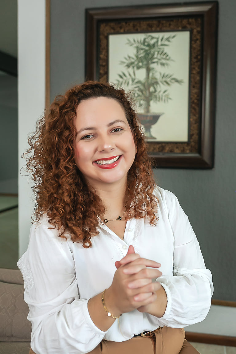 Retrato de Valéria Guadagnine sorrindo.